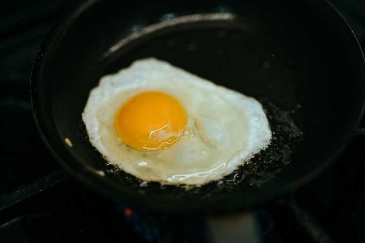 ¿Son los huevos fritos altos en calorías?